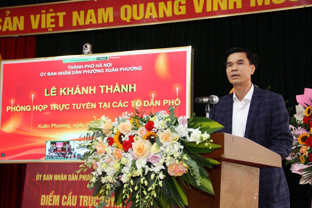	Phó Bí thư Đảng ủy, Chủ tịch UBND phường Xuân Phương Nguyễn Quốc Nam phát biểu về công tác triển khai thực hiện “Đề án xây dựng mô hình phòng họp trực tuyến tại các tổ dân phố, thực hiện chính quyền số trên địa bàn phường, giai đoạn 2025-2026”