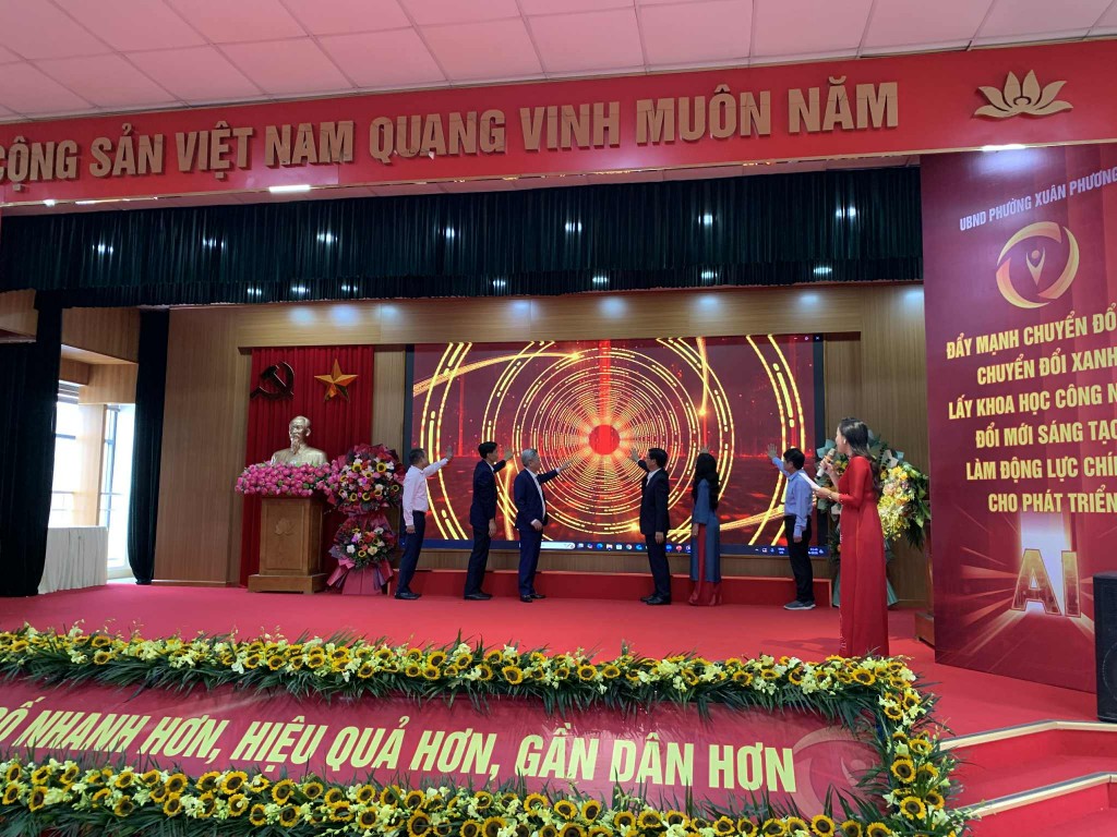 Đại biểu các sở, ngành thành phố cùng các đồng chí lãnh đạo Đảng ủy, HĐND, UBND, Uỷ ban MTTQ phường Xuân Phương thực hiện nghi thức bấm nút phát động phong trào “Học tập số toàn dân” năm 2025