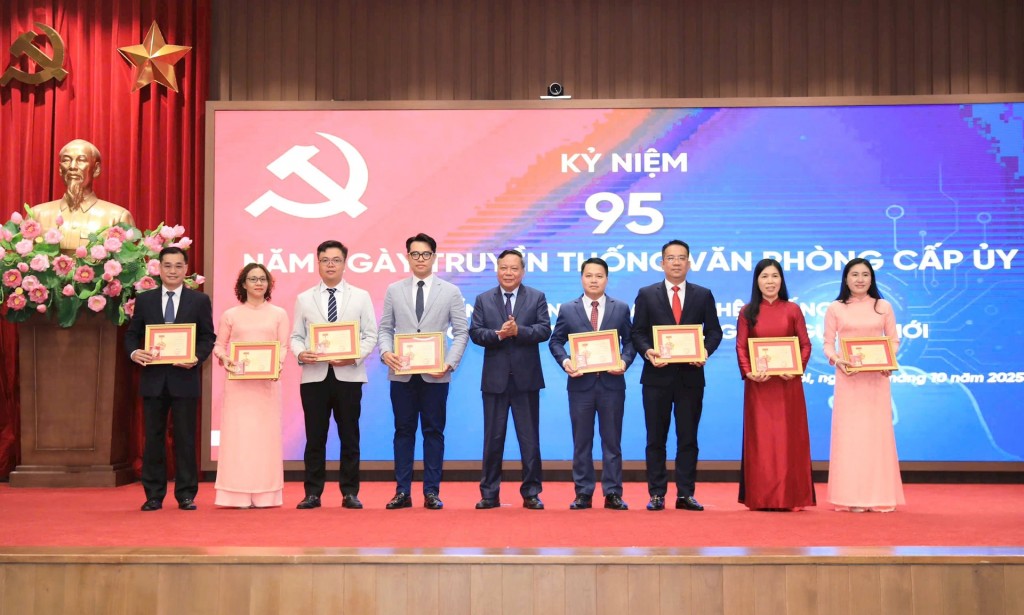 Phó Bí thư Thường trực Thành ủy Hà Nội Nguyễn Văn Phong trao Kỷ niệm chương Đổi mới tư duy tham mưu, đi đầu trong chuyển đổi số