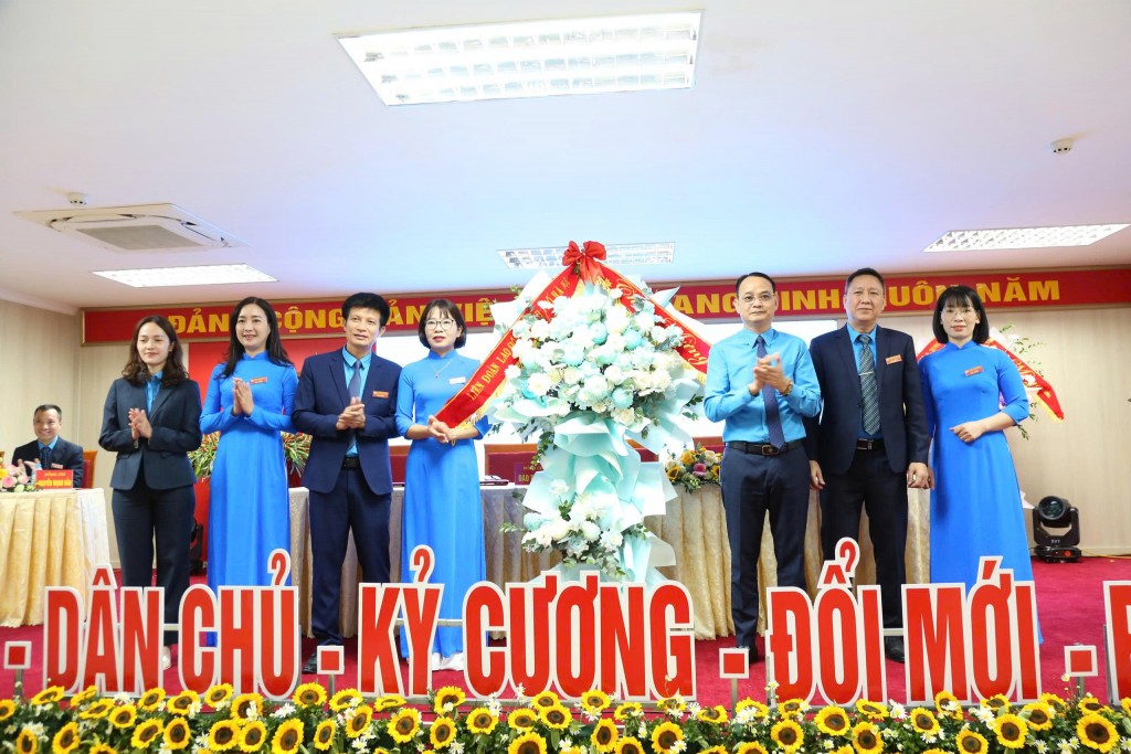 Các đồng chí trong Tổ công tác số 2 Liên đoàn Lao động thành phố Hà Nội tặng hoa chúc mừng đại hội