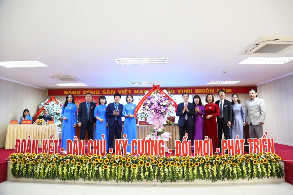 Lãnh đạo Đảng uỷ - HĐND - UBND - Uỷ ban MTTQ phường Dương Nội chúc mừng đại hội