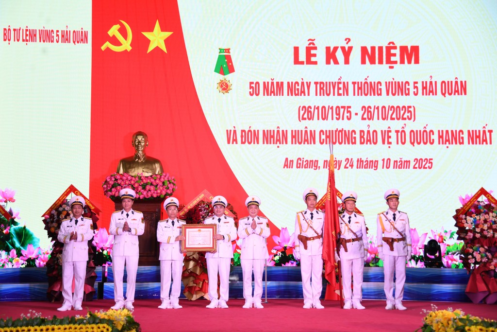 Thừa ủy quyền của Chủ tịch nước, Chuẩn Đô đốc Lê Bá Quân trao Huân chương Bảo vệ Tổ quốc hạng Nhất tặng Vùng 5 Hải quân