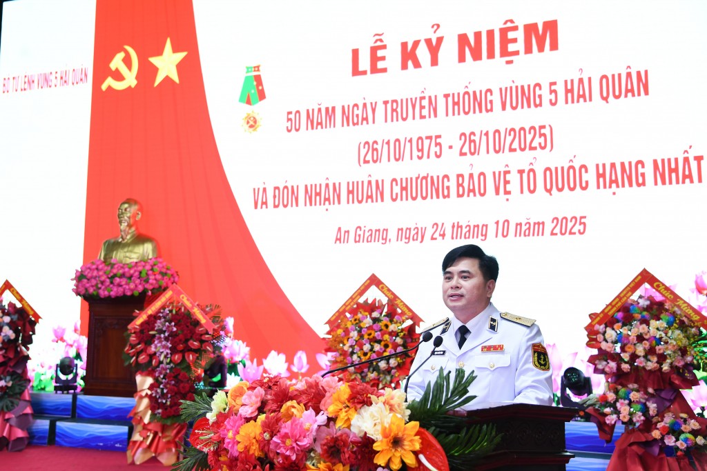 Chuẩn Đô đốc Trịnh Xuân Tùng trình bày diễn văn tại lễ kỷ niệm