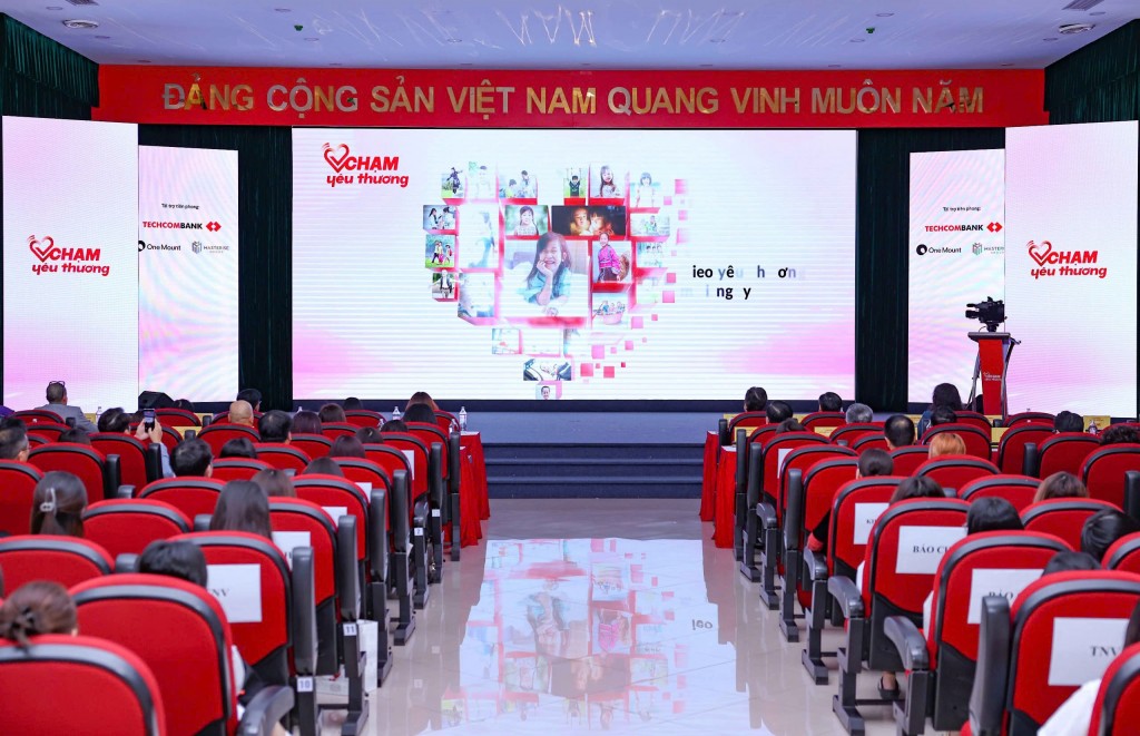 Ca sĩ Tùng Dương, đạo Việt Tú làm Đại sứ Quỹ Chạm yêu thương