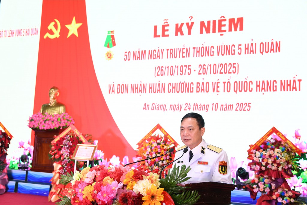 Chuẩn Đô đốc Lê Bá Quân phát biểu tại buổi lễ