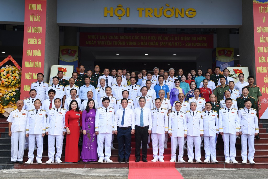 Các đại biểu chụp ảnh lưu niệm
