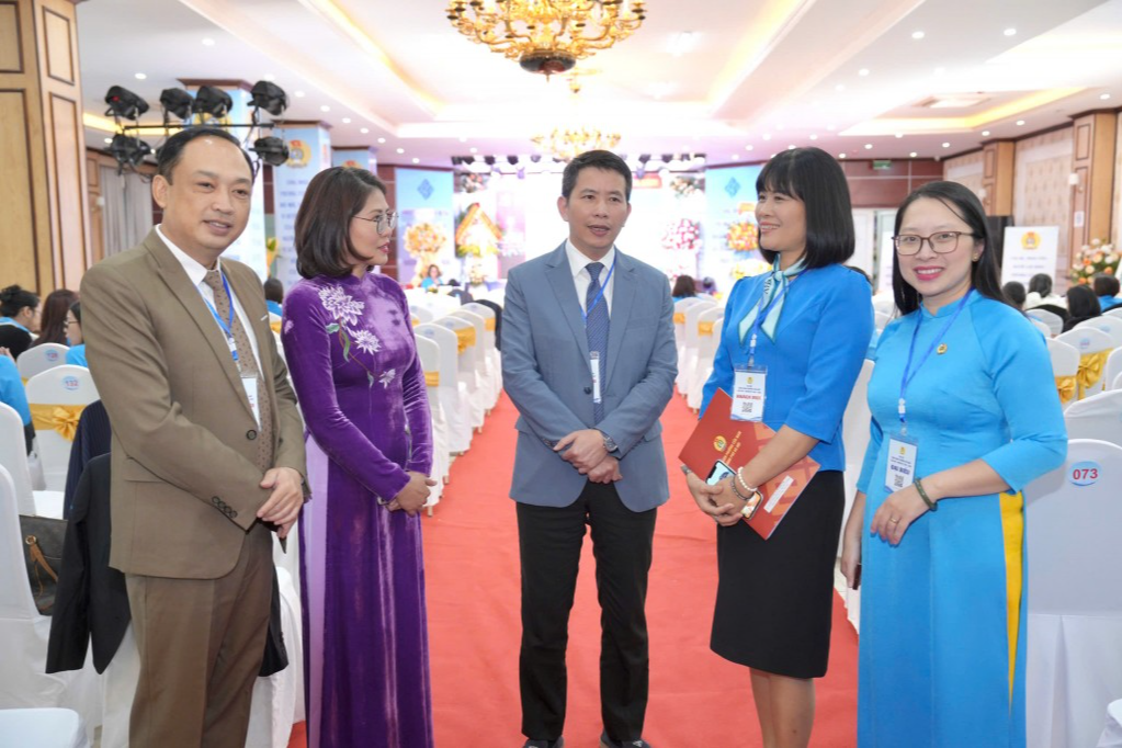 Các vị đại biểu trao đổi tại Đại hội