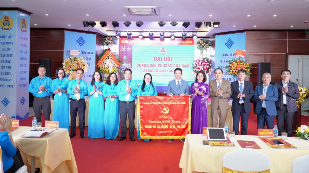 Lãnh đạo phường Cửa Nam trao tặng bức trướng tới Đại hội