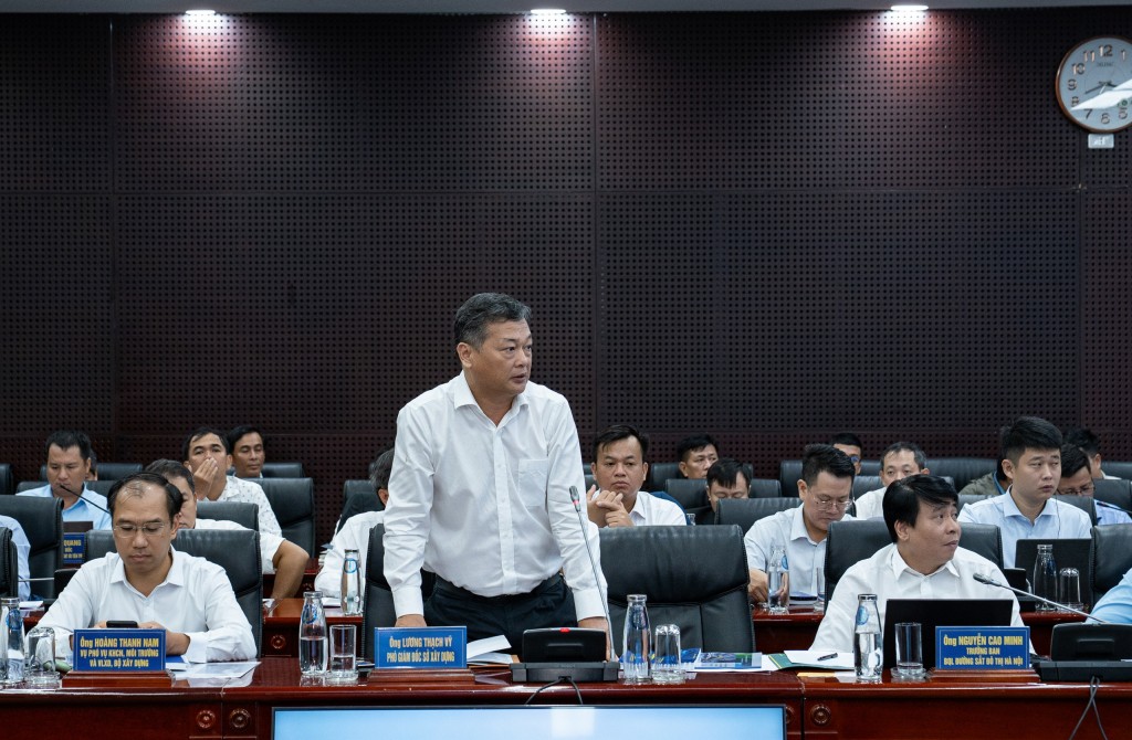 Phó Giám đốc Sở Xây dựng TP Đà Nẵng Lương Thạch Vỹ báo cáo quy hoạch các tuyến đường sắt đô thị thành phố (Ảnh Út Vũ)