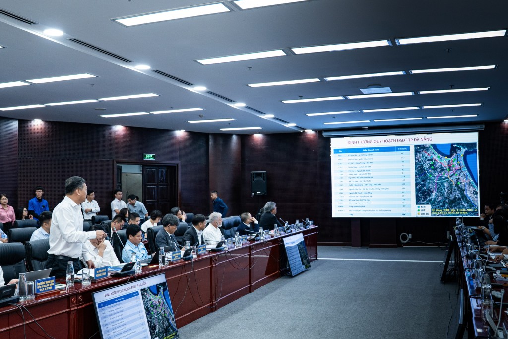 Các đại biểu đã tập trung thảo luận phân tích rõ những thách thức, chia sẻ kinh nghiệm và đề xuất cơ chế phát triển mạng lưới đường sắt đô thị (Ảnh Út Vũ)