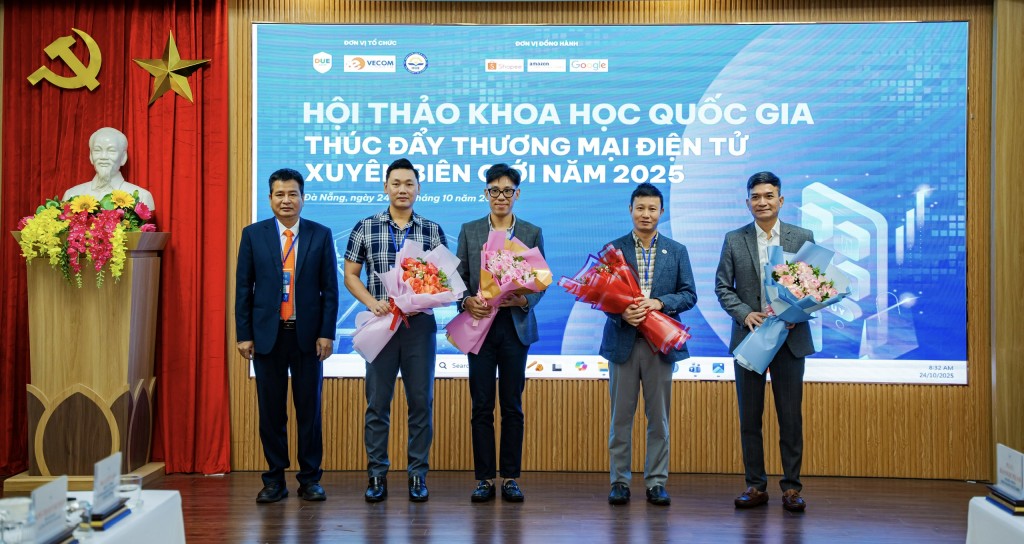 Lãnh đạo trường Đại học Kinh tế tặng hoa cảm ơn các diễn giả tham dự hội thảo 