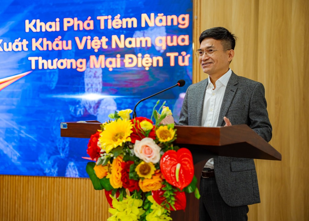 Ông Trần Xuân Thuỷ, Giám đốc khu vực phía Nam Amazon Global Selling trình bày tham luận tại hội thảo 