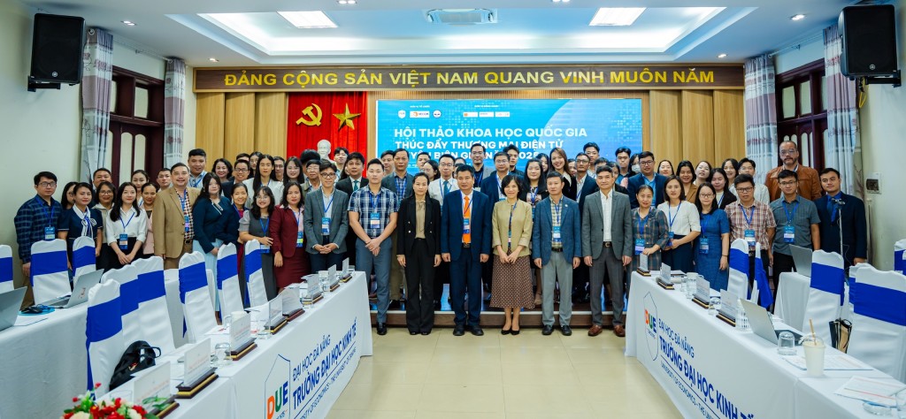 Các đại biểu tham dự Hội thảo khoa học quốc gia “Thúc đẩy Thương mại điện tử xuyên biên giới 2025” chụp hình lưu niệm 