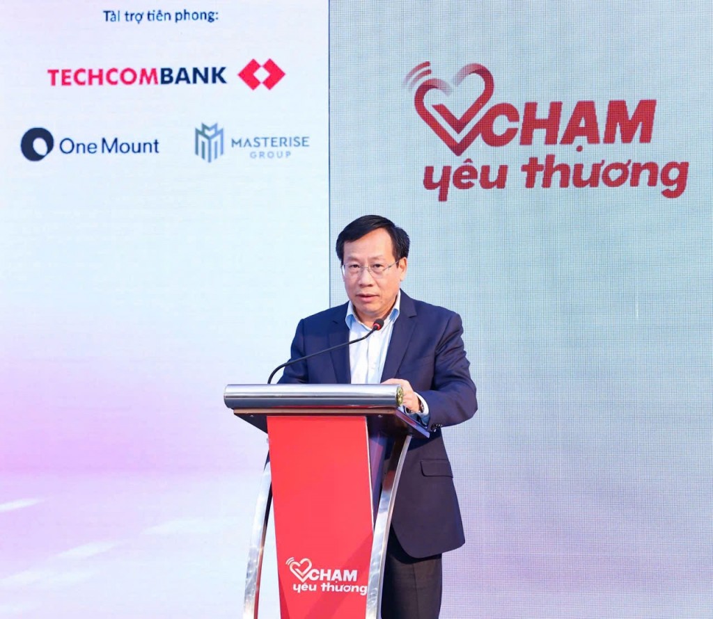 Ông Lê Đức Luận -Thứ trưởng Bộ Y tế đánh giá cao sự ra đời của Quỹ “Chạm yêu thương”