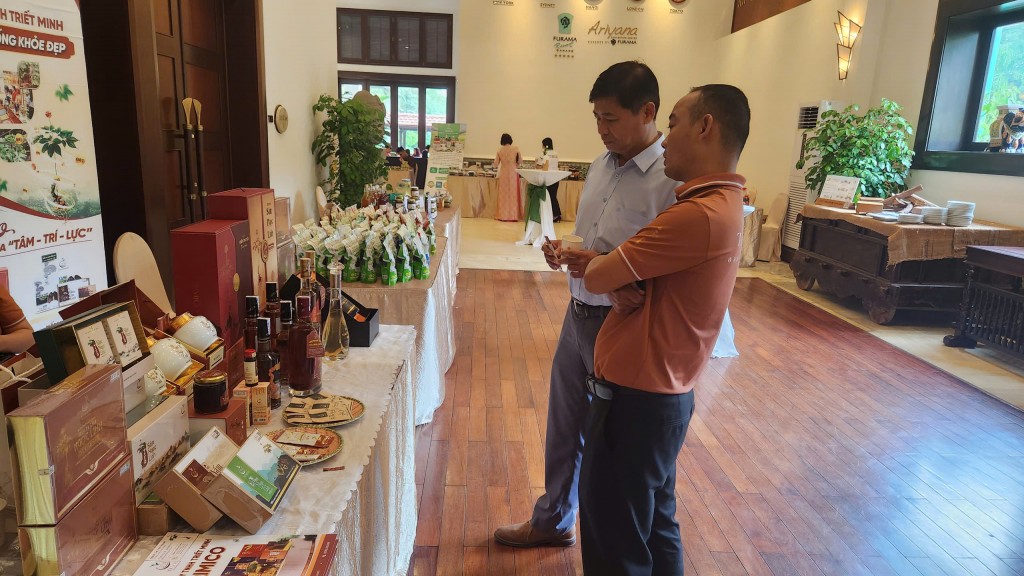 Các đại biểu tham quan triển lãm các gian hàng của các doanh nghiệp trong không gian hội thảo.