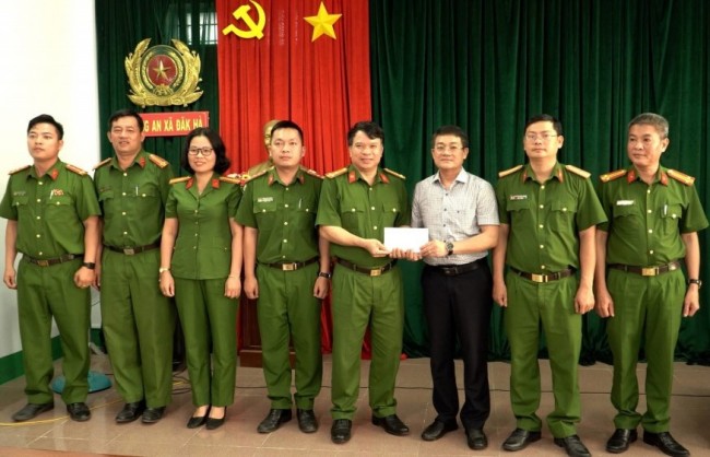 Thưởng "nóng" lực lượng công an bắt giữ nhanh nghi phạm chém người