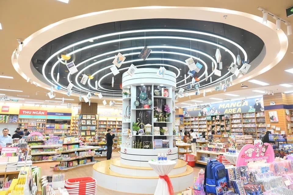 Không gian thu hút, đầy cảm xúc của Nhà sách FAHASA Vạn Phúc