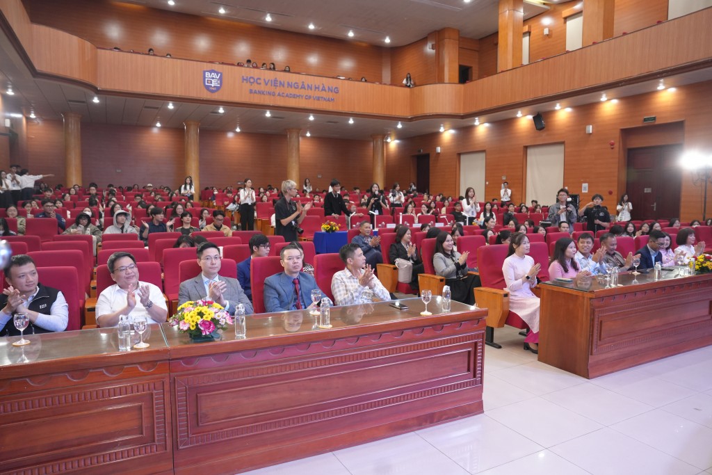 Cuộc thi thu hút rất đông sinh viên trong và ngoài khoa Quản trị kinh doanh tới tham dự