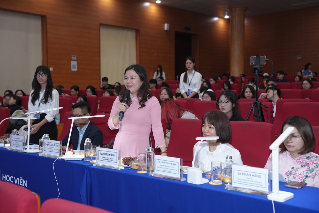 PGS.TS Nguyễn Vân Hà - Trưởng khoa Quản trị kinh doanh - Học viện Ngân hàng chia sẻ và nhận xét những dự án của 4 đội thi