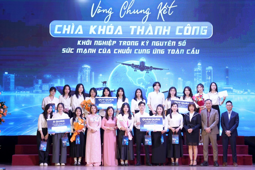 Các đại biểu chụp hình lưu niệm cùng 4 đội thi xuất sắc trong đêm Chung kết