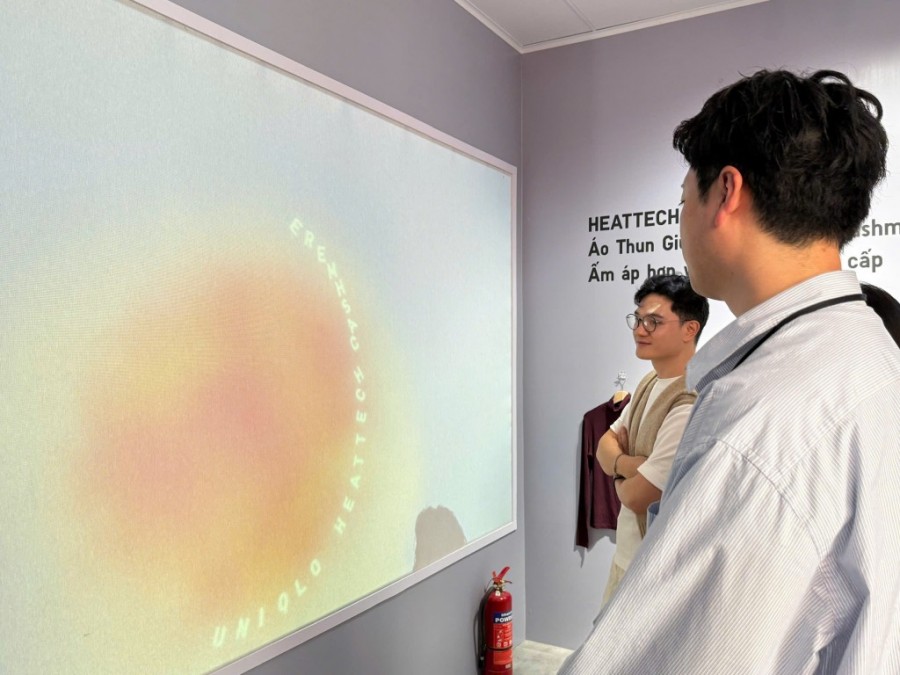 Khách hàng tìm hiểu công nghệ giữ ấm mới Khách hàng tìm hiểu công nghệ giữ ấm mới