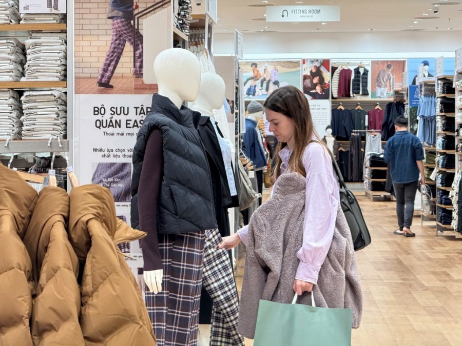 Du khách sau khi trải nghiệm sẽ dễ dàng mua sắm sản phẩm tại gian hàng UNIQLO phía trong TTTM Du khách sau khi trải nghiệm sẽ dễ dàng mua sắm sản phẩm tại gian hàng UNIQLO phía trong TTTM