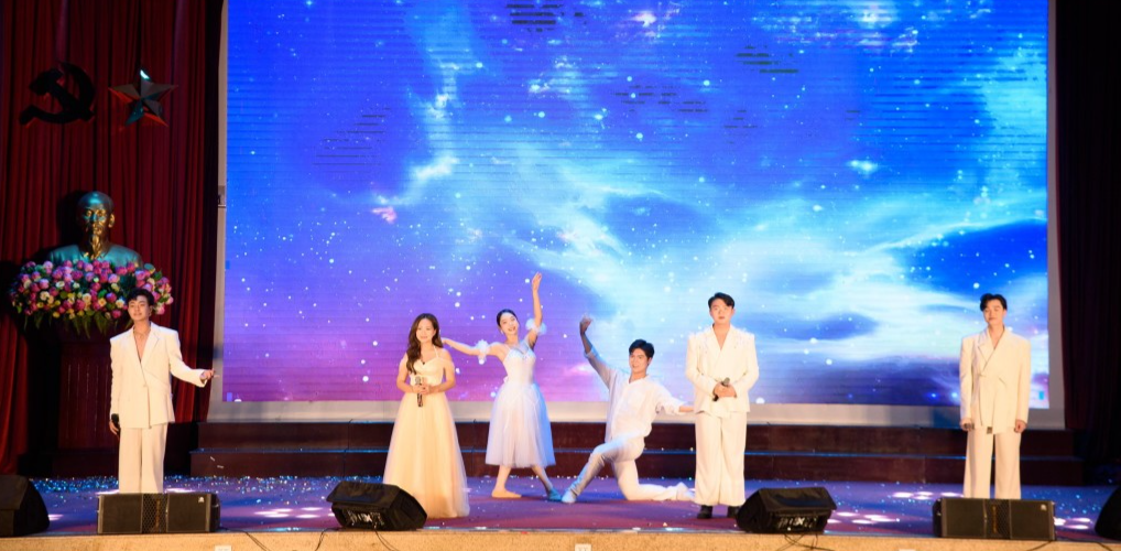 Bùng nổ cảm xúc cùng “tiệc” âm nhạc chào tân sinh viên trường Báo Bùng nổ cảm xúc cùng “tiệc” âm nhạc chào tân sinh viên trường Báo