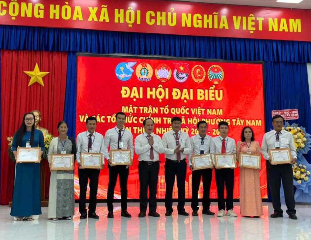 Hội nghị trao khen thưởng các cá nhân điển hình tiên tiến trên địa bàn phường Tây Nam. Ảnh: Đình Trọng