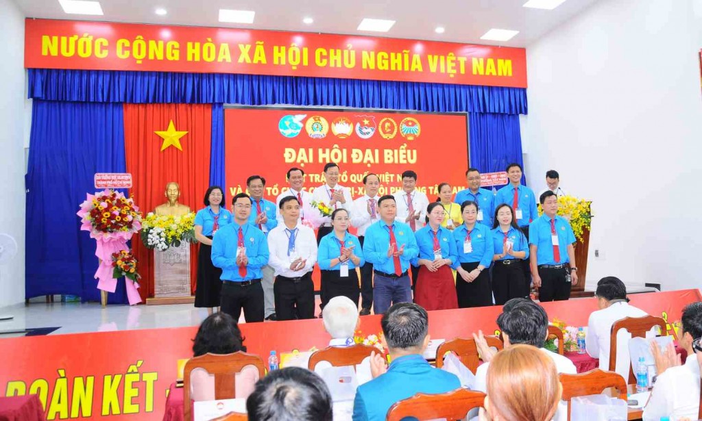 Lãnh đạo Ủy ban MTTQ Việt Nam phường Tây Nam tặng hoa chúc mừng Công đoàn phường Tây Nam.