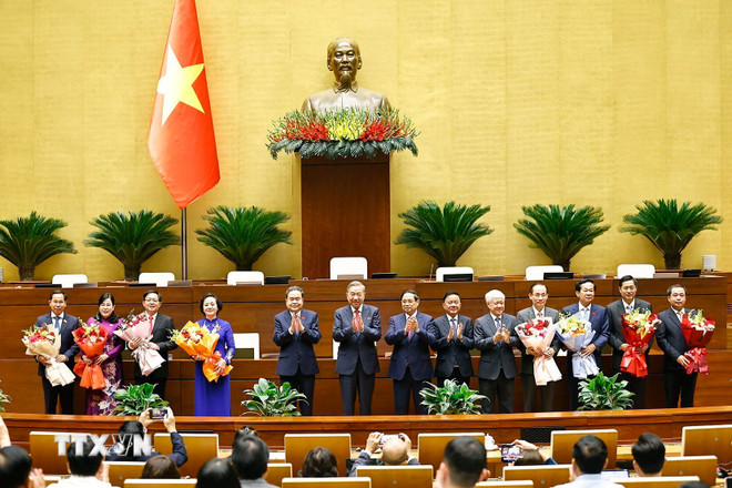 Tổng Bí thư Tô Lâm, Thủ tướng Phạm Minh Chính, Chủ tịch Quốc hội Trần Thanh Mẫn và các đồng chí lãnh đạo Đảng, Nhà nước tặng hoa chúc mừng các Phó Thủ tướng, Bộ trưởng và các Chủ nhiệm Ủy ban của Quốc hội. (Ảnh: Doãn Tấn/TTXVN) Tổng Bí thư Tô Lâm, Thủ tướng Phạm Minh Chính, Chủ tịch Quốc hội Trần Thanh Mẫn và các đồng chí lãnh đạo Đảng, Nhà nước tặng hoa chúc mừng các Phó Thủ tướng, Bộ trưởng và các Chủ nhiệm Ủy ban của Quốc hội. (Ảnh: Doãn Tấn/TTXVN)
