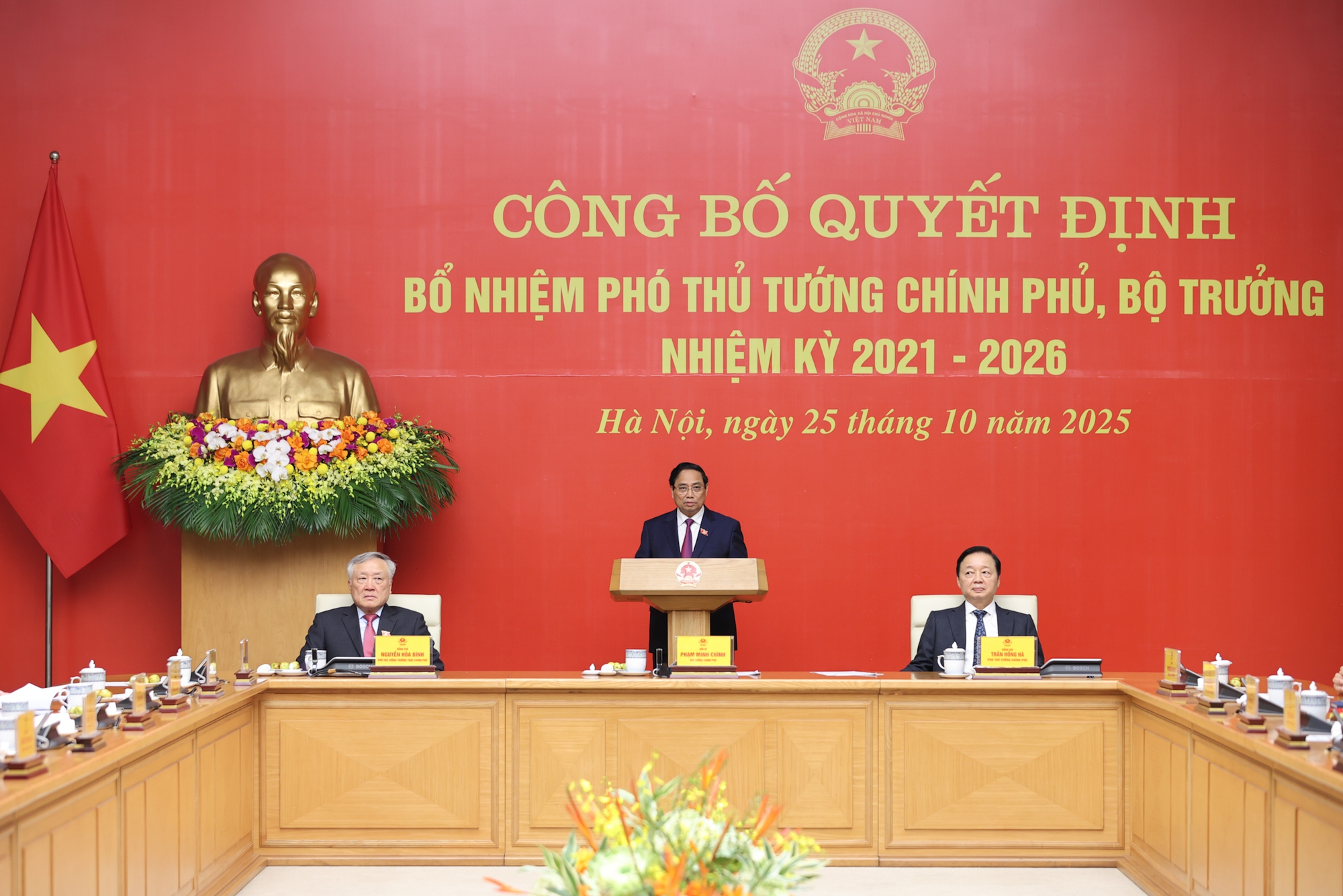 Thủ tướng Phạm Minh Chính trao quyết định bổ nhiệm và giao nhiệm vụ cho 2 Phó Thủ tướng, 3 Bộ trưởng Thủ tướng Phạm Minh Chính trao quyết định bổ nhiệm và giao nhiệm vụ cho 2 Phó Thủ tướng, 3 Bộ trưởng