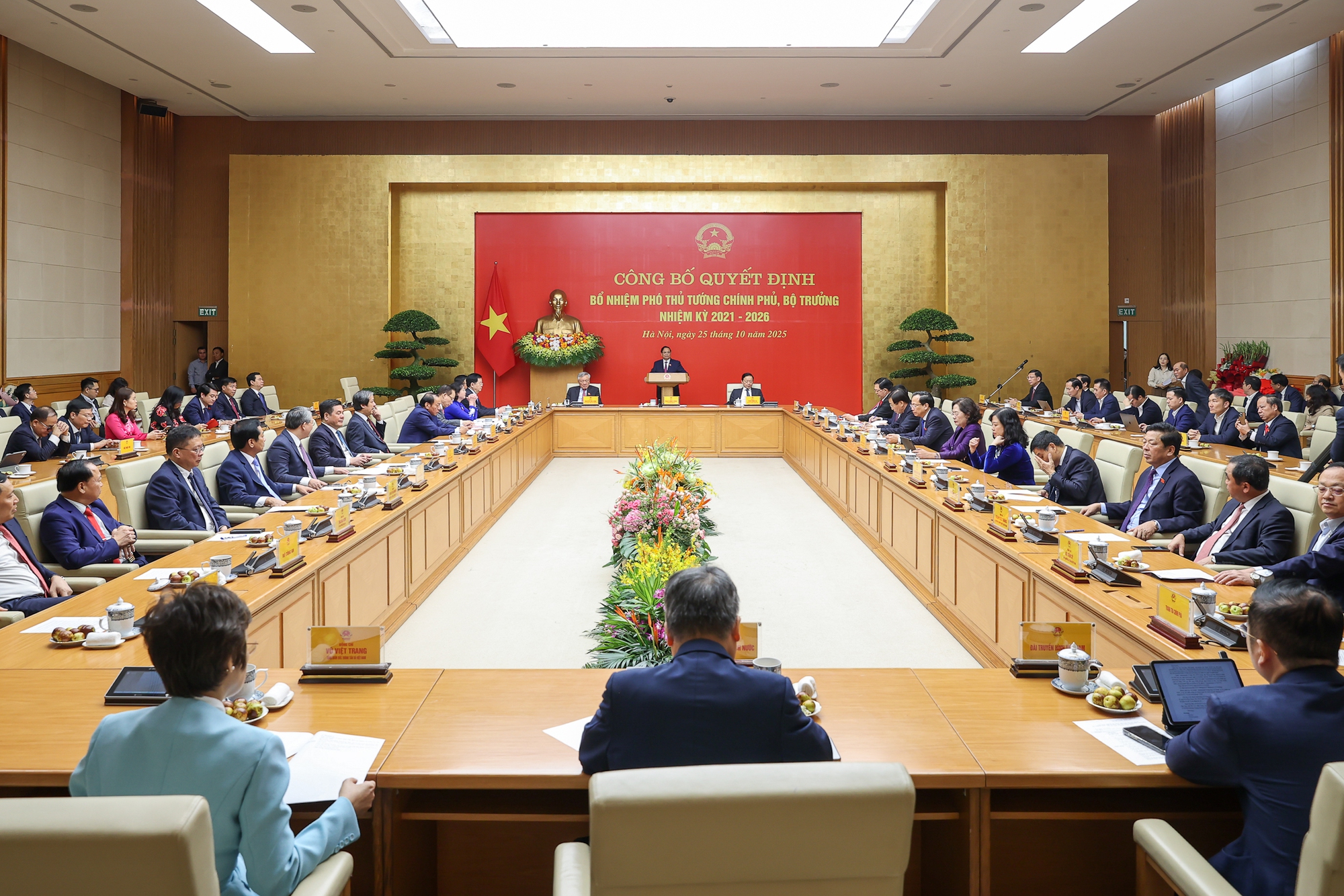 Thủ tướng Phạm Minh Chính trao quyết định bổ nhiệm và giao nhiệm vụ cho 2 Phó Thủ tướng, 3 Bộ trưởng Thủ tướng Phạm Minh Chính trao quyết định bổ nhiệm và giao nhiệm vụ cho 2 Phó Thủ tướng, 3 Bộ trưởng