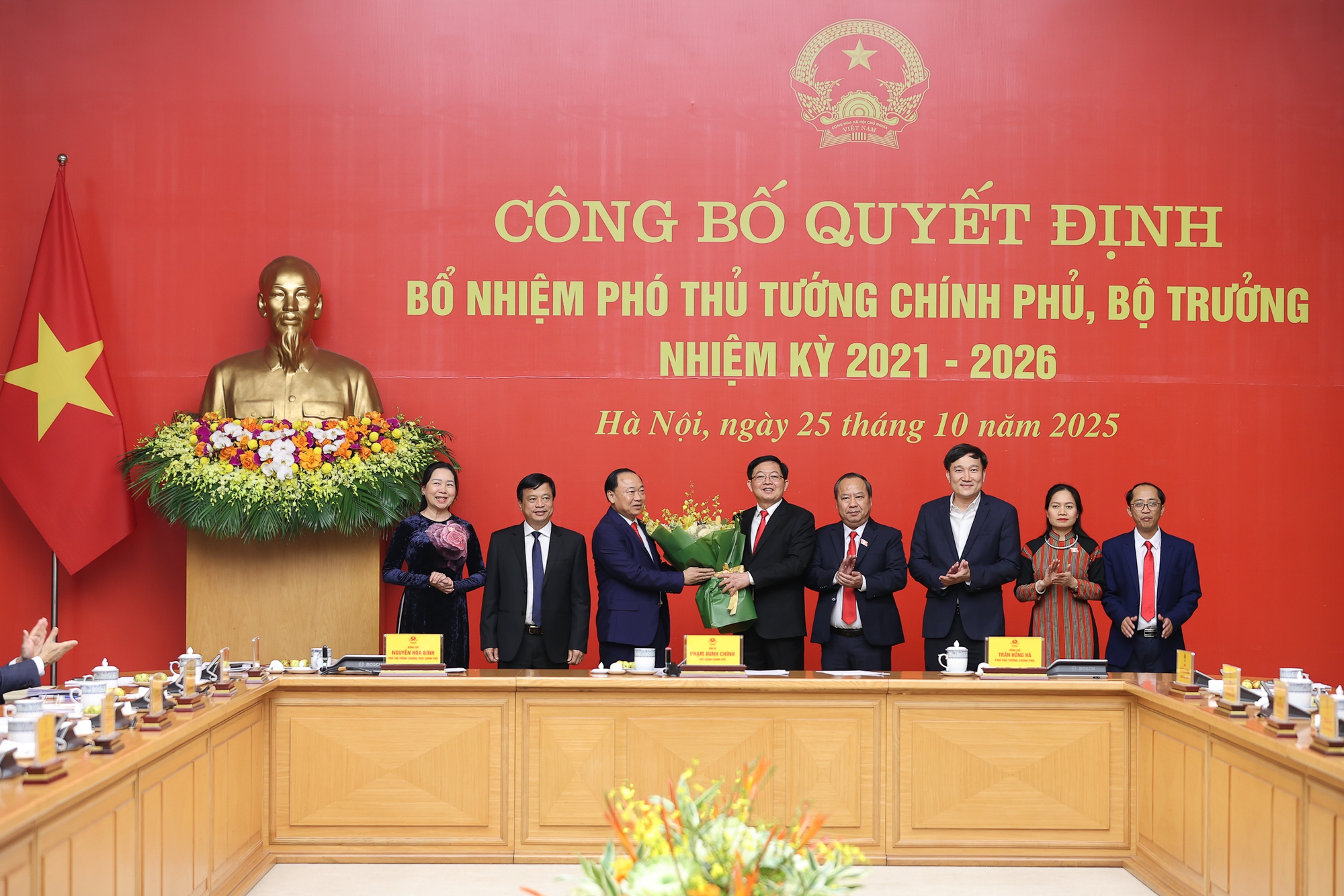 Thủ tướng Phạm Minh Chính trao quyết định bổ nhiệm và giao nhiệm vụ cho 2 Phó Thủ tướng, 3 Bộ trưởng Thủ tướng Phạm Minh Chính trao quyết định bổ nhiệm và giao nhiệm vụ cho 2 Phó Thủ tướng, 3 Bộ trưởng