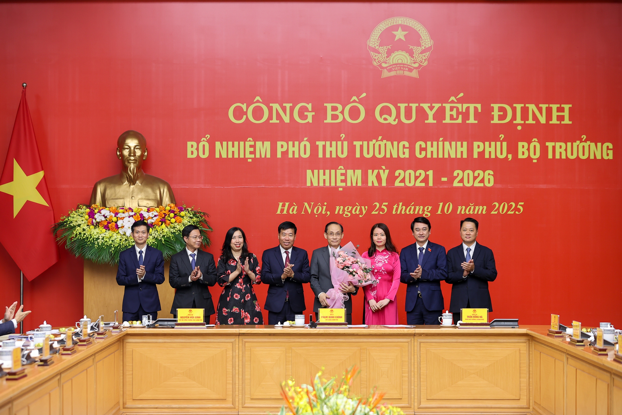 Thủ tướng Phạm Minh Chính trao quyết định bổ nhiệm và giao nhiệm vụ cho 2 Phó Thủ tướng, 3 Bộ trưởng Thủ tướng Phạm Minh Chính trao quyết định bổ nhiệm và giao nhiệm vụ cho 2 Phó Thủ tướng, 3 Bộ trưởng