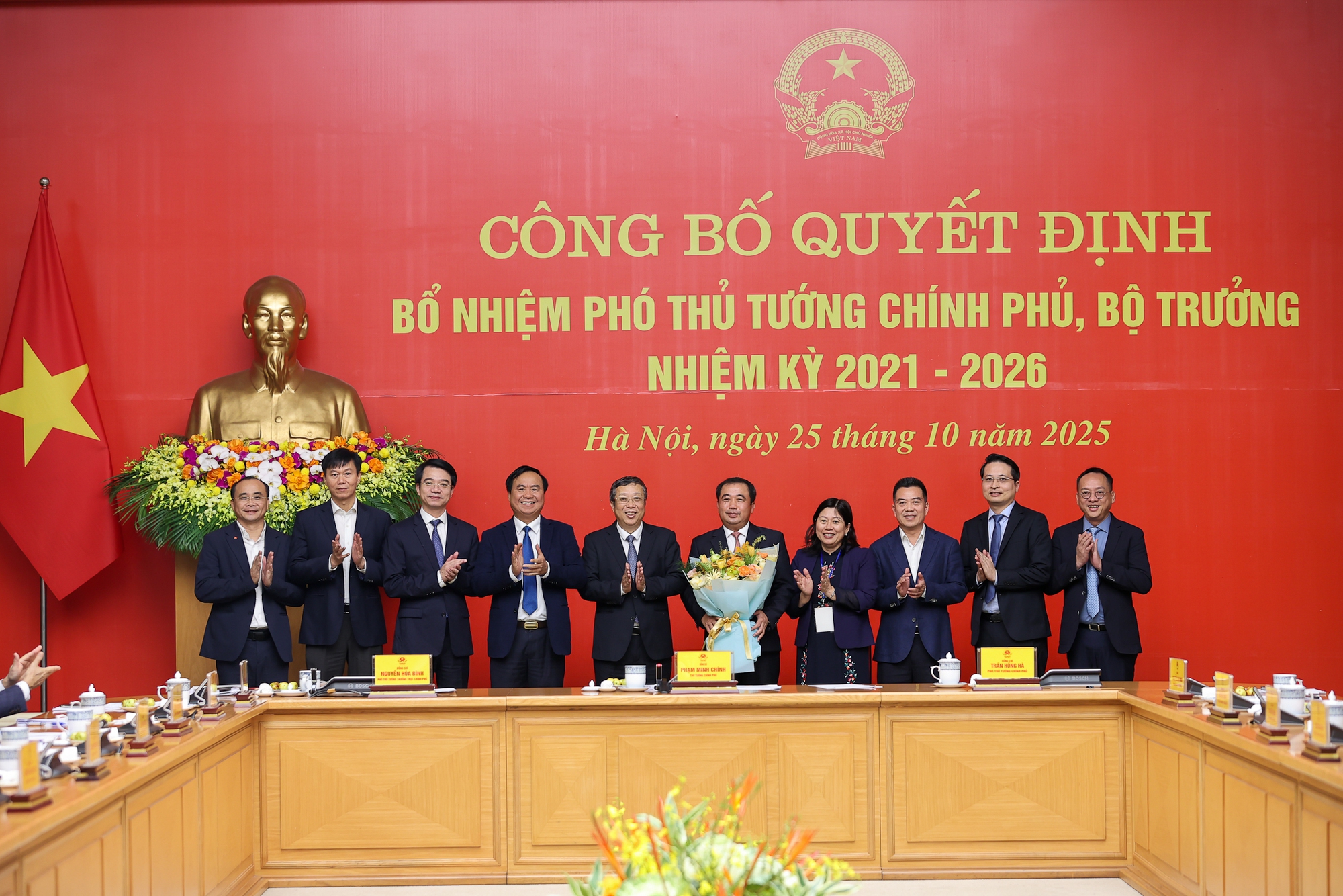 Thủ tướng Phạm Minh Chính trao quyết định bổ nhiệm và giao nhiệm vụ cho 2 Phó Thủ tướng, 3 Bộ trưởng Thủ tướng Phạm Minh Chính trao quyết định bổ nhiệm và giao nhiệm vụ cho 2 Phó Thủ tướng, 3 Bộ trưởng