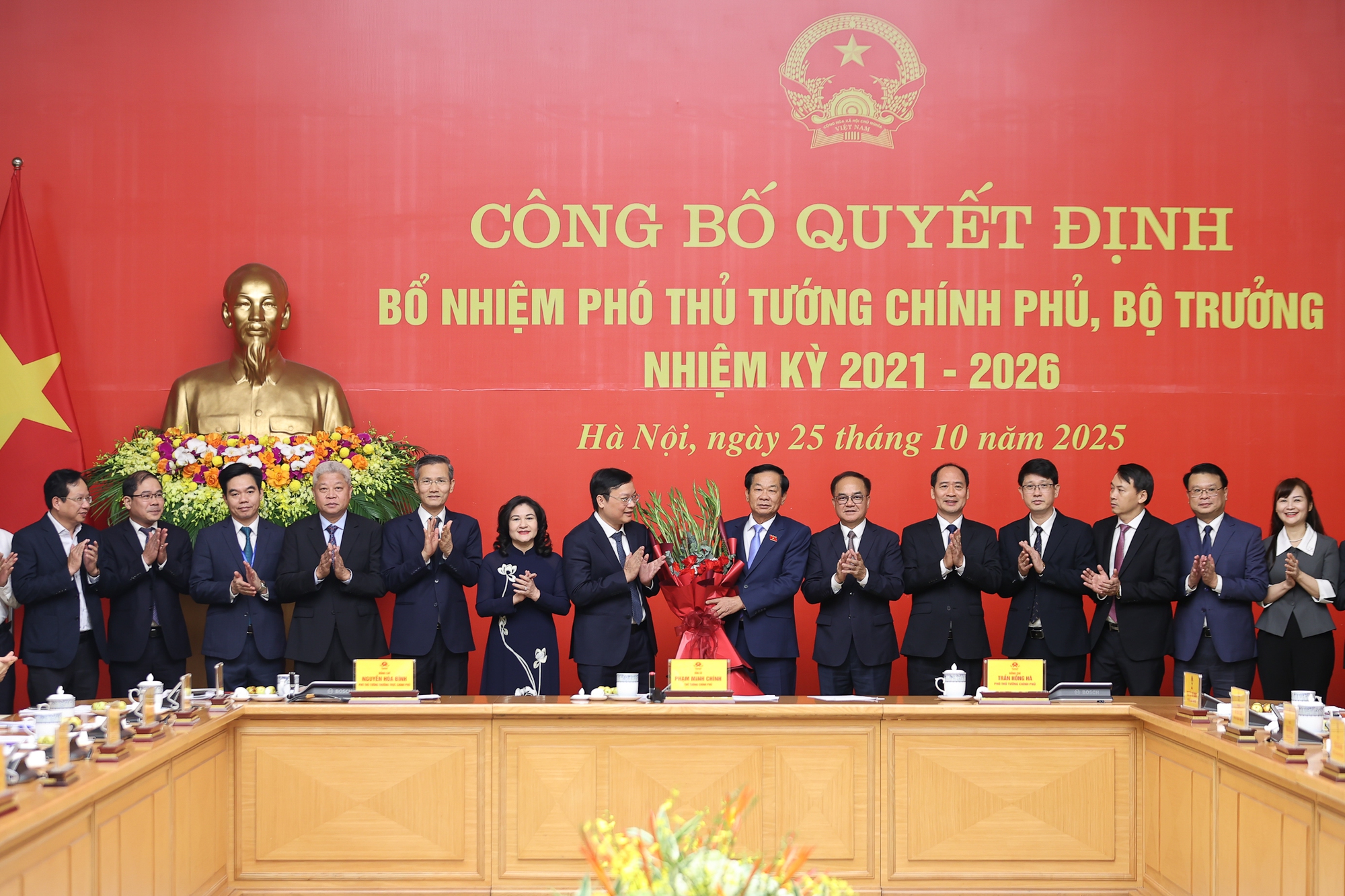 Thủ tướng Phạm Minh Chính trao quyết định bổ nhiệm và giao nhiệm vụ cho 2 Phó Thủ tướng, 3 Bộ trưởng Thủ tướng Phạm Minh Chính trao quyết định bổ nhiệm và giao nhiệm vụ cho 2 Phó Thủ tướng, 3 Bộ trưởng