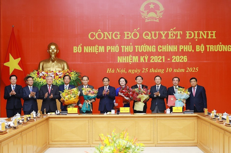 Thủ tướng Phạm Minh Chính trao quyết định bổ nhiệm và giao nhiệm vụ cho 2 Phó Thủ tướng, 3 Bộ trưởng Thủ tướng Phạm Minh Chính trao quyết định bổ nhiệm và giao nhiệm vụ cho 2 Phó Thủ tướng, 3 Bộ trưởng