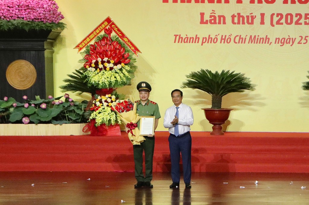 Chủ tịch UBND TP HCM Nguyễn Văn Được trao Thư khen của Thủ tướng Chính phủ và chúc mừng lực lượng Công an TP HCM