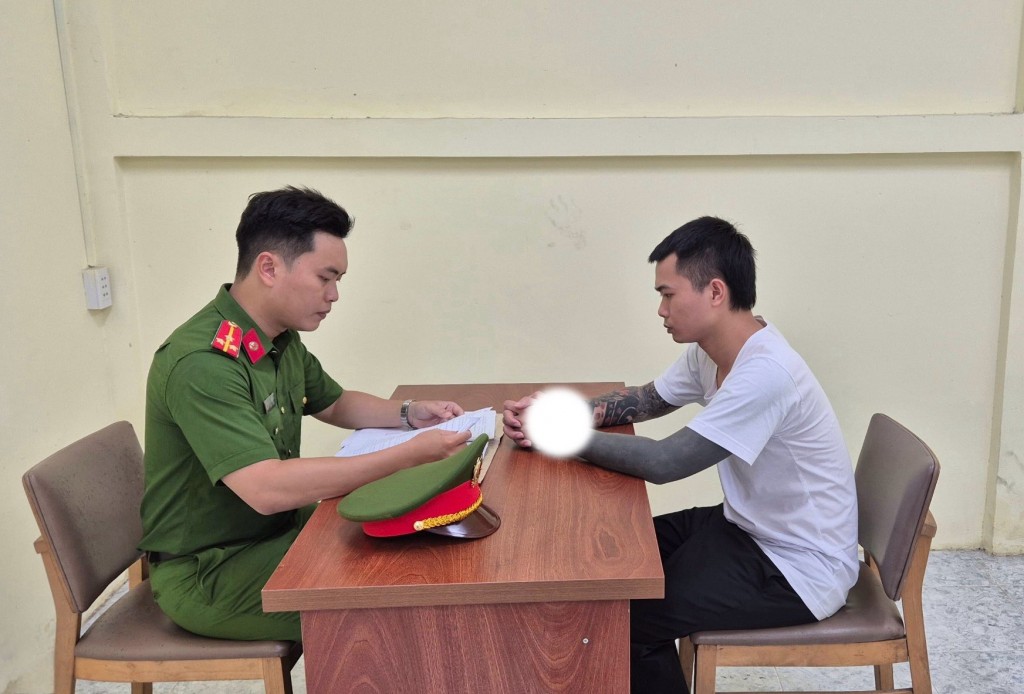Lê Anh Điệp - chủ tài khoản TikTok “Tàng Keng Ông Trùm” tại cơ quan công an (ảnh: CATP)