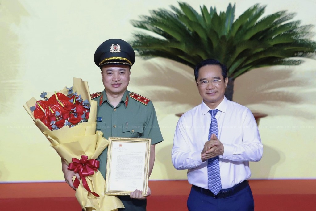 hừa uỷ quyền, Chủ tịch Uỷ ban Nhân dân TP. Hồ Chí Minh Nguyễn Văn Được trao Thư khen của Thủ tướng tặng Công an TP. Hồ Chí Minh. Trung tướng Mai Hoàng - Giám đốc Công an TP. Hồ Chí Minh đón nhận Thư khen (Ảnh: Ngô Tùng) hừa uỷ quyền, Chủ tịch Uỷ ban Nhân dân TP. Hồ Chí Minh Nguyễn Văn Được trao Thư khen của Thủ tướng tặng Công an TP. Hồ Chí Minh. Trung tướng Mai Hoàng - Giám đốc Công an TP. Hồ Chí Minh đón nhận Thư khen (Ảnh: Ngô Tùng)