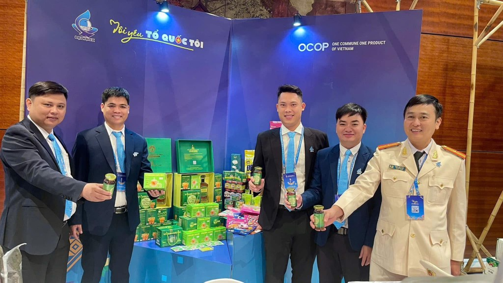 Anh Trần Tài (thứ hai từ trái sang) và các sản phẩm 