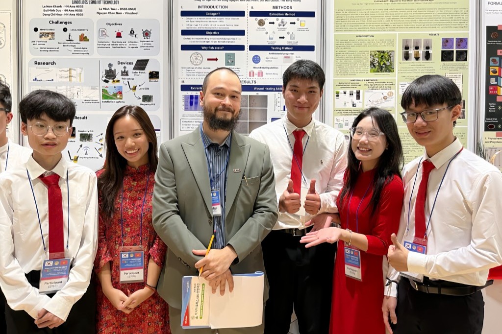 Nhóm bạn trẻ chụp ảnh lưu niệm cùng giám khảo cuộc thi WICO 2025 Nhóm bạn trẻ chụp ảnh lưu niệm cùng giám khảo cuộc thi WICO 2025