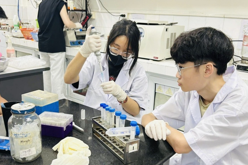 Nhóm bạn trẻ miệt mài làm việc trong phòng thí nghiệm Nhóm bạn trẻ miệt mài làm việc trong phòng thí nghiệm