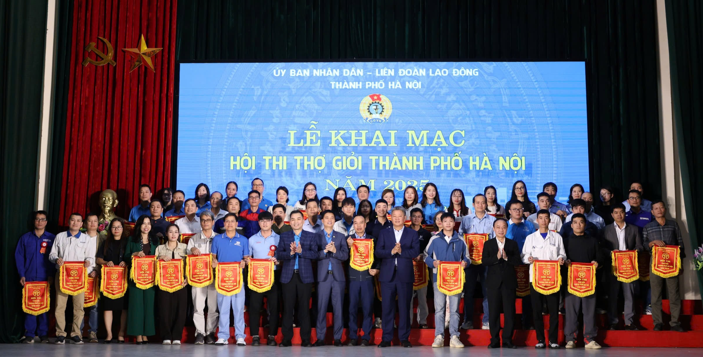 Các đại biểu trao Cờ lưu niệm cho các đoàn dự thi