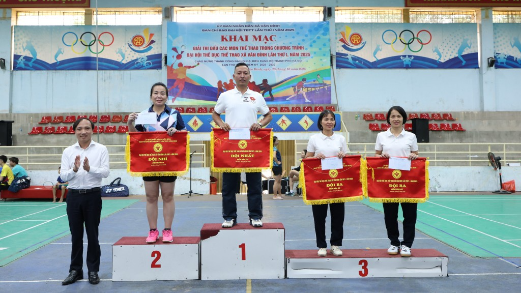 Ban Tổ chức trao phần thưởng đến các đội xuất sắc Ban Tổ chức trao phần thưởng đến các đội xuất sắc