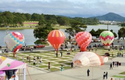 Bầu trời Đà Lạt rực rỡ sắc màu khinh khí cầu mùa lễ hội