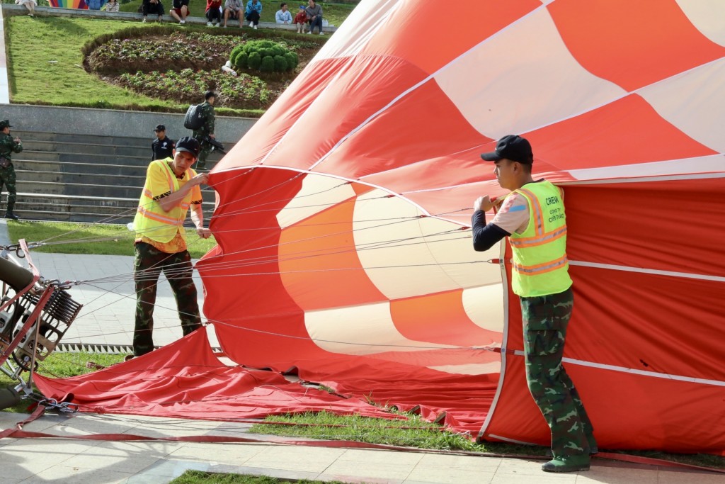 Phi công chuẩn bị cho chuyến bay khinh khí cầu, kiểm tra ngọn lửa đốt khí nóng trước giờ cất cánh – công đoạn quan trọng đảm bảo an toàn bay (Ảnh CTV)
