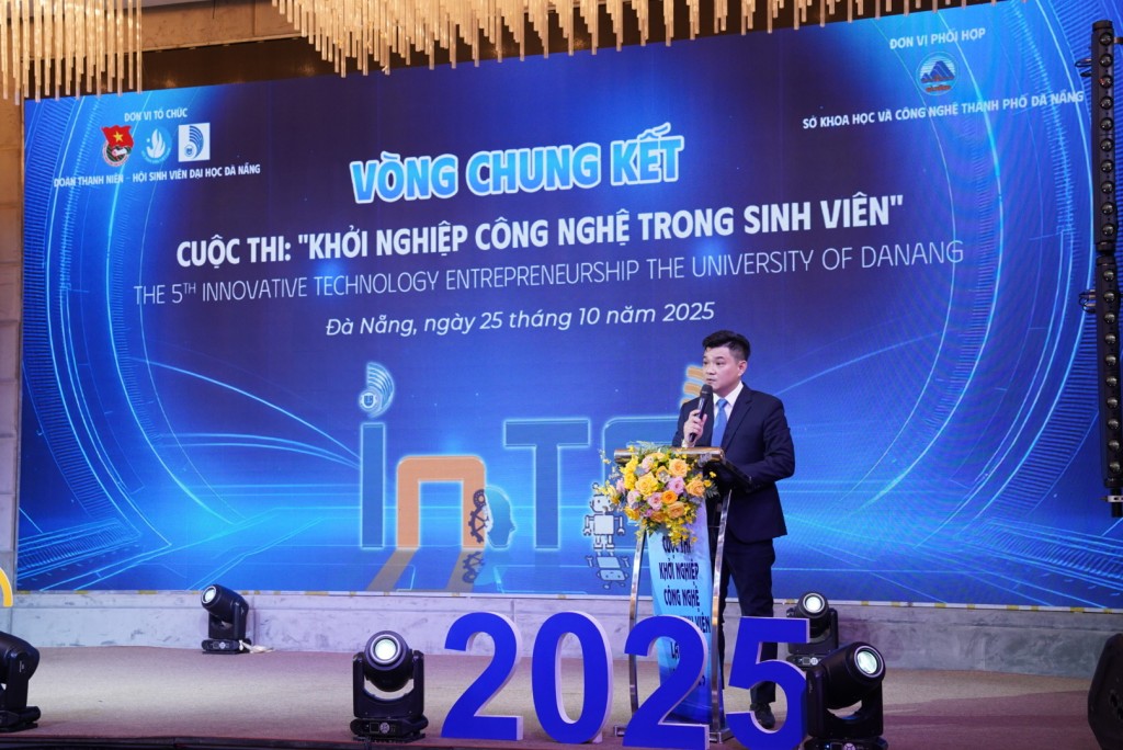 TS. Đỗ Lê Hưng Toàn, Phó Bí thư Đoàn, Chủ tịch Hội Sinh viên Đại học Đà Nẵng phát biểu tại chung kết cuộc thi (Ảnh Út Vũ)