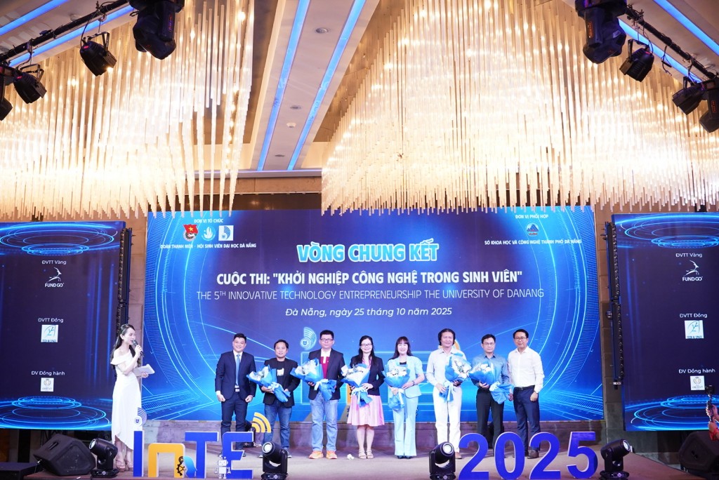 Ban Tổ chức trao hoa cảm ơn Ban giám khảo cuộc thi (Ảnh Út Vũ)