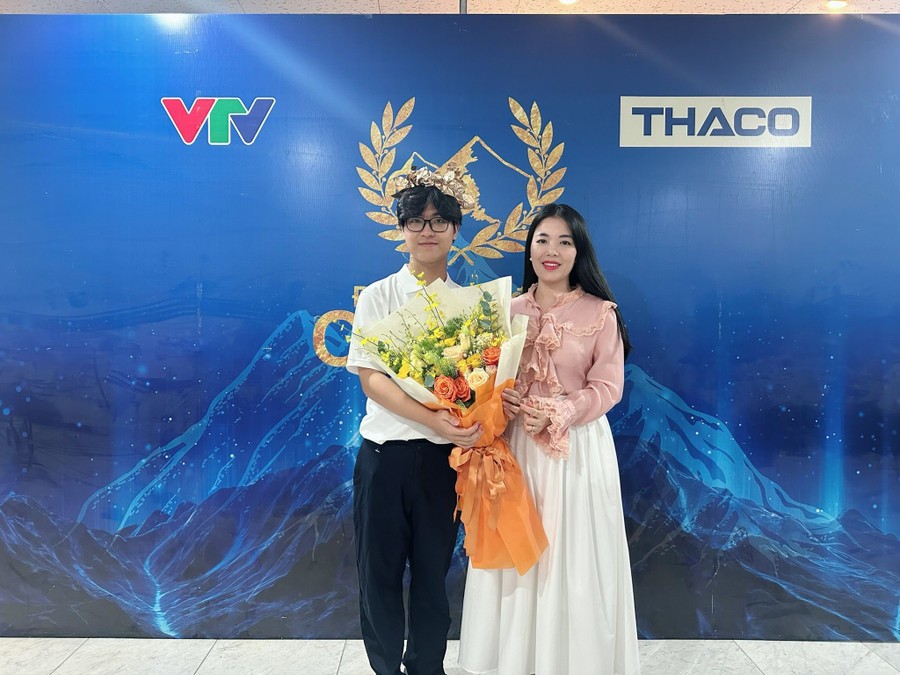 Bảo Khánh và cô giáo chủ nhiệm Bùi Thị Thu Hà.